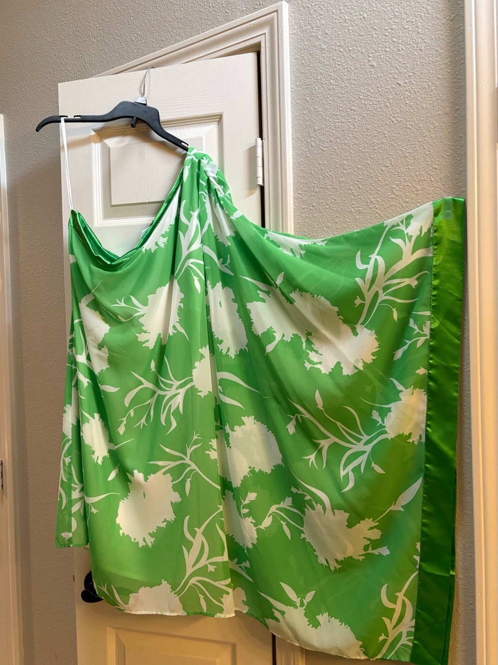 VENUS Green and White One-Shoulder Floral Mini Dress - Picture 2 of 3
